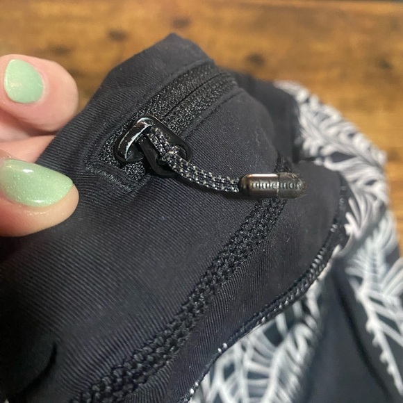 Lululemon Run A Marathon Crop II Pretty Palm Black Angel Wing Size 4 Running - Picture 9 of 10